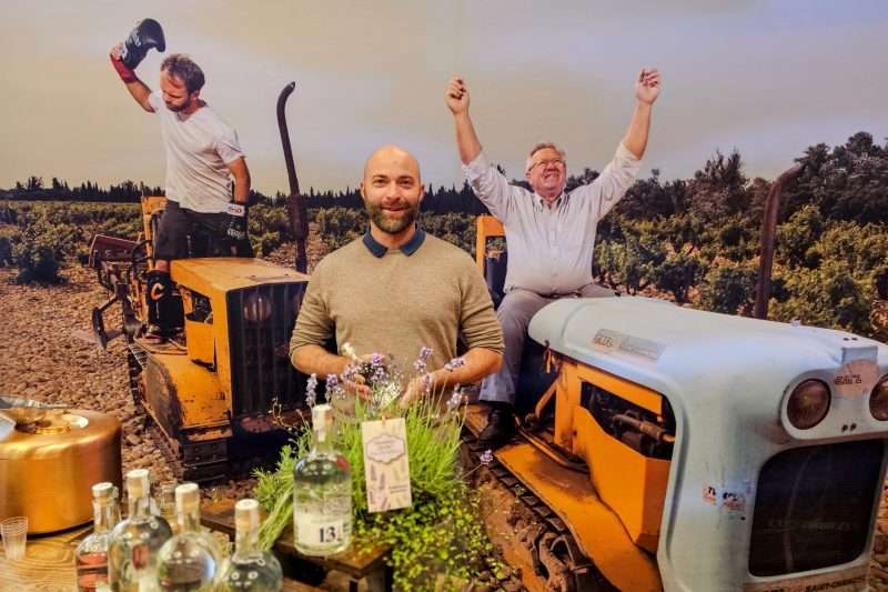 Romain Pitaud notre maître de chais et son Gin 13